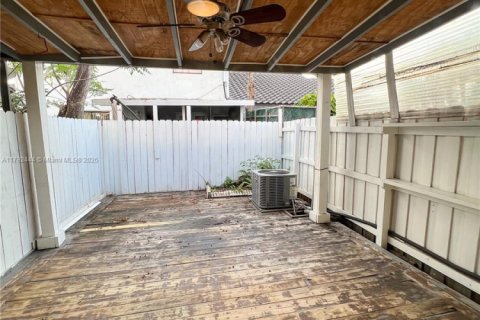Townhouse in Miami, Florida 2 bedrooms, 92.9 sq.m. № 1863631 - photo 13