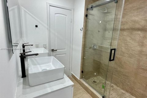 Townhouse in Miami, Florida 2 bedrooms, 92.9 sq.m. № 1863631 - photo 7