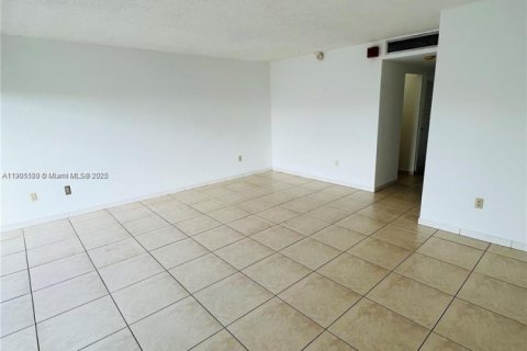 Condo in North Bay Village, Florida  № 1955255 - photo 4