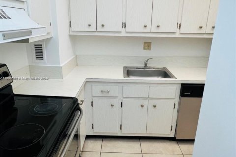 Condo in North Bay Village, Florida  № 1955255 - photo 13