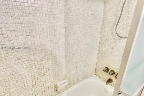 Condo in North Bay Village, Florida  № 1955255 - photo 12