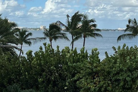 Condo in North Bay Village, Florida  № 1955255 - photo 9