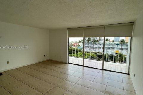 Condo in North Bay Village, Florida  № 1955255 - photo 1