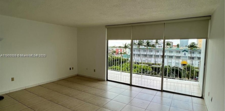 Studio in the Condo in North Bay Village, Florida  № 1955255