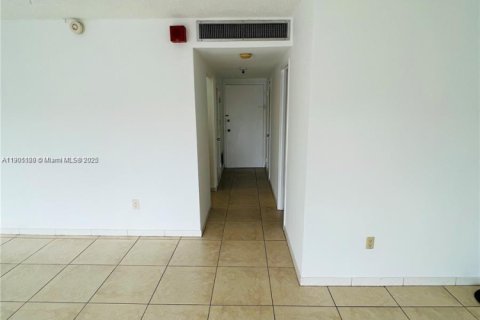 Condo in North Bay Village, Florida  № 1955255 - photo 5