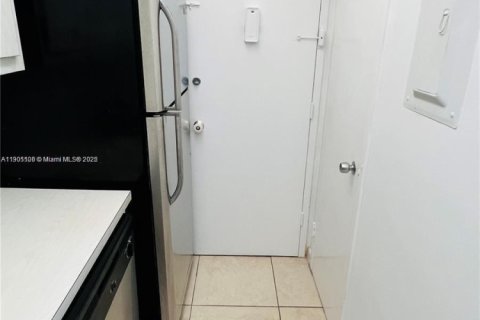 Condo in North Bay Village, Florida  № 1955255 - photo 14