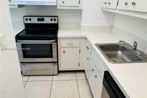 Condo in North Bay Village, Florida  № 1955255 - photo 15