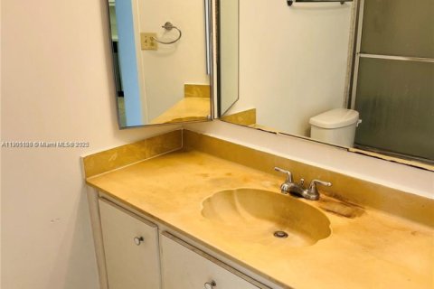 Condo in North Bay Village, Florida  № 1955255 - photo 11