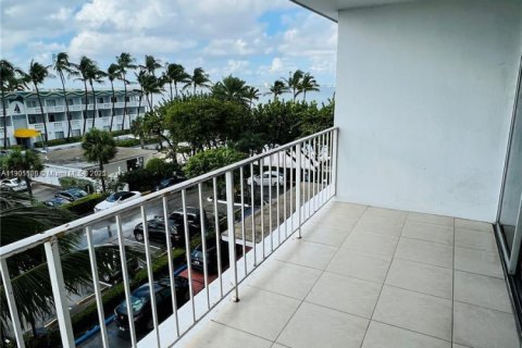 Condo in North Bay Village, Florida  № 1955255 - photo 10