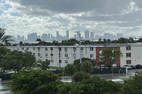 Condo in North Bay Village, Florida  № 1955255 - photo 8