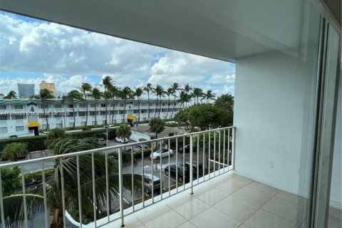 Condo in North Bay Village, Florida  № 1955255 - photo 7