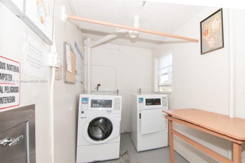 Condo in Sunrise, Florida, 1 bedroom  № 1232541 - photo 15