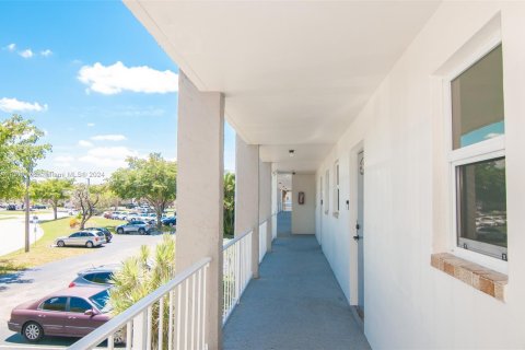 Condo in Sunrise, Florida, 1 bedroom  № 1232541 - photo 3