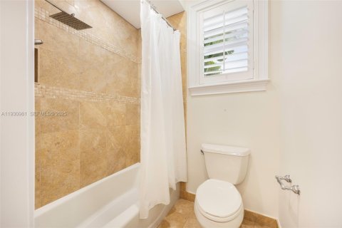 Villa ou maison à vendre à Miami, Floride: 4 chambres, 345.22 m2 № 1990483 - photo 25