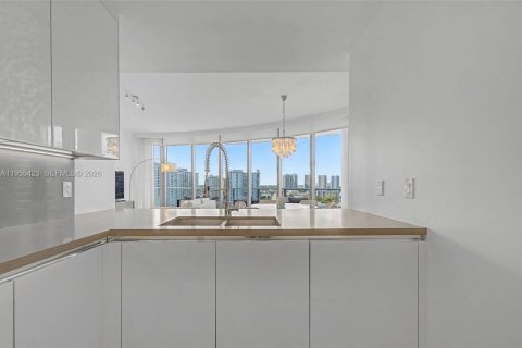 Condominio en alquiler en Miami Beach, Florida, 2 dormitorios, 136.1 m2 № 2010202 - foto 15