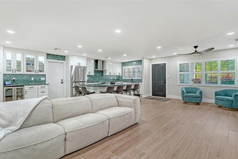 House in Longboat Key, Florida 3 bedrooms, 195.75 sq.m. № 2200112 - photo 11