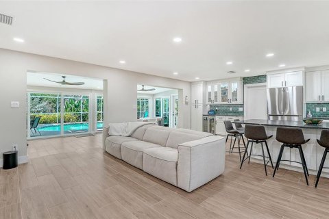 House in Longboat Key, Florida 3 bedrooms, 195.75 sq.m. № 2200112 - photo 12