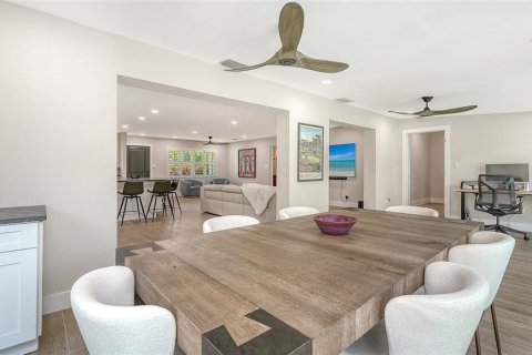 House in Longboat Key, Florida 3 bedrooms, 195.75 sq.m. № 2200112 - photo 25