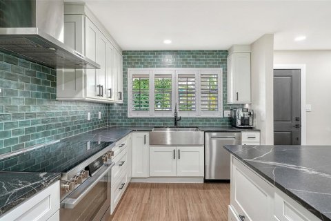 House in Longboat Key, Florida 3 bedrooms, 195.75 sq.m. № 2200112 - photo 17