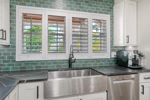 House in Longboat Key, Florida 3 bedrooms, 195.75 sq.m. № 2200112 - photo 18