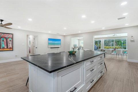 House in Longboat Key, Florida 3 bedrooms, 195.75 sq.m. № 2200112 - photo 16
