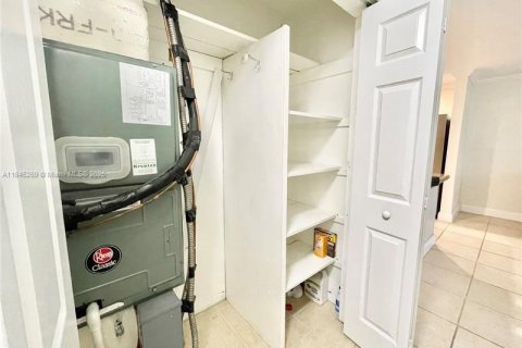 Villa ou maison à louer à Hollywood, Floride: 3 chambres, 119.66 m2 № 1842746 - photo 15