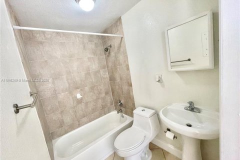 Villa ou maison à louer à Hollywood, Floride: 3 chambres, 119.66 m2 № 1842746 - photo 14