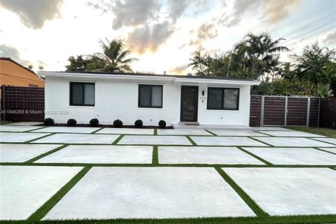 Villa ou maison à louer à Hollywood, Floride: 3 chambres, 119.66 m2 № 1842746 - photo 1