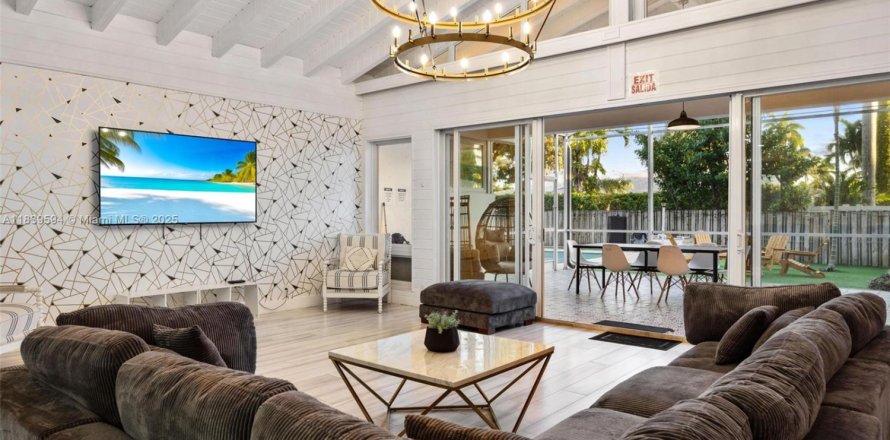 House in Hollywood, Florida 6 bedrooms, 311.41 sq.m. № 1828243