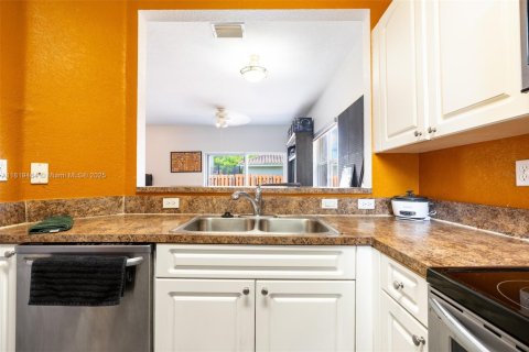Townhouse in Miramar, Florida 3 bedrooms, 148.74 sq.m. № 1788324 - photo 7