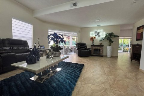 Casa en venta en Miami, Florida, 4 dormitorios, 173.73 m2 № 1945836 - foto 8