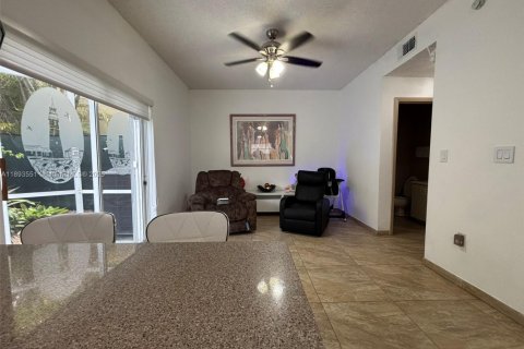 Casa en venta en Miami, Florida, 4 dormitorios, 173.73 m2 № 1945836 - foto 12