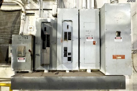 Commercial property in Hialeah, Florida № 1988266 - photo 22