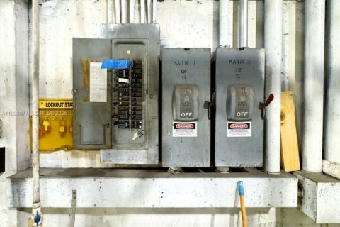 Commercial property in Hialeah, Florida № 1988266 - photo 21