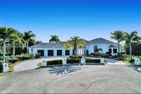 House in Plantation, Florida 9 bedrooms, 383.97 sq.m. № 2269227