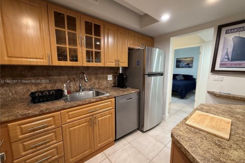 Снять в аренду кондоминиум в Халландейл-Бич, Флорида 1 спальня, 74.14м2, № 1957731 - фото 7