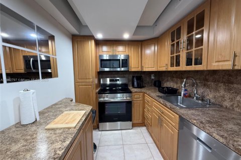 Снять в аренду кондоминиум в Халландейл-Бич, Флорида 1 спальня, 74.14м2, № 1957731 - фото 1