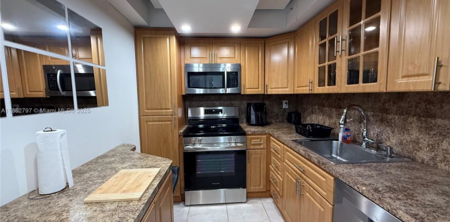 Кондоминиум с 1 спальней в Халландейл-Бич, Флорида № 1957731