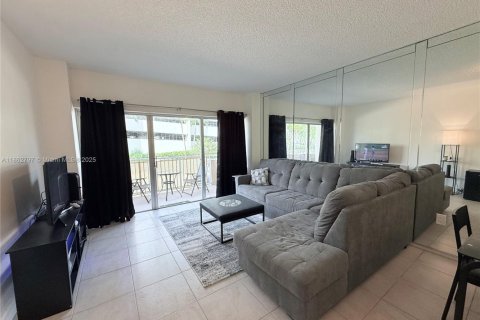 Снять в аренду кондоминиум в Халландейл-Бич, Флорида 1 спальня, 74.14м2, № 1957731 - фото 3