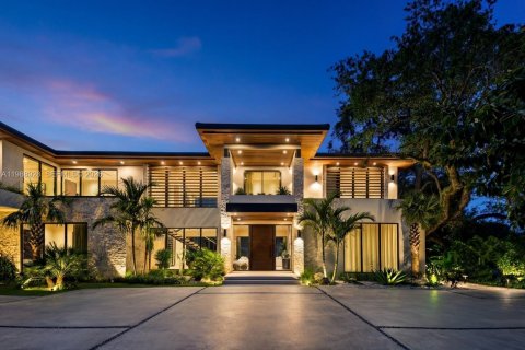 House in Miami, Florida 7 bedrooms № 2058920