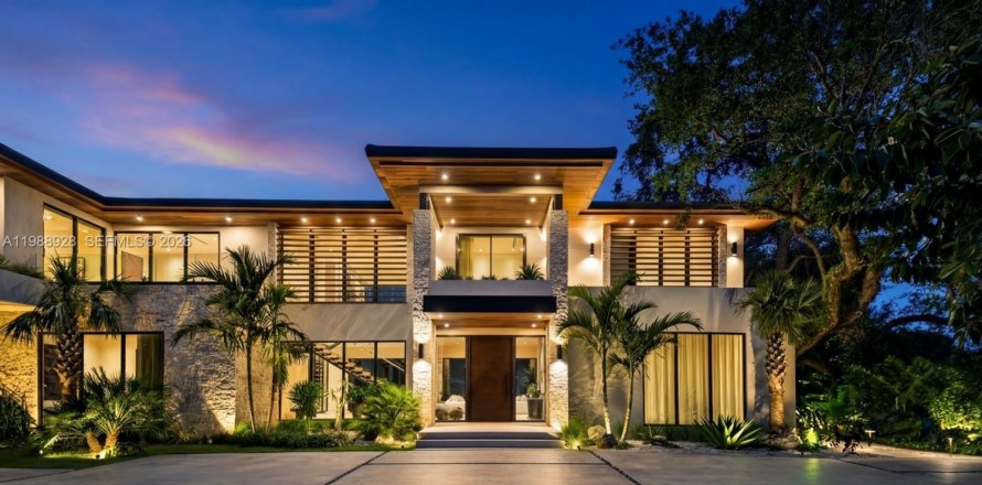 House in Miami, Florida 7 bedrooms № 2058920