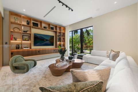 House in Miami, Florida 7 bedrooms № 2058920 - photo 3
