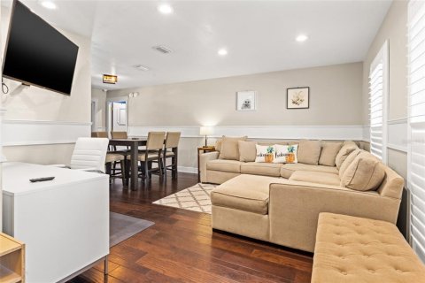 House in Tampa, Florida 3 bedrooms, 158.49 sq.m. № 2208229 - photo 4