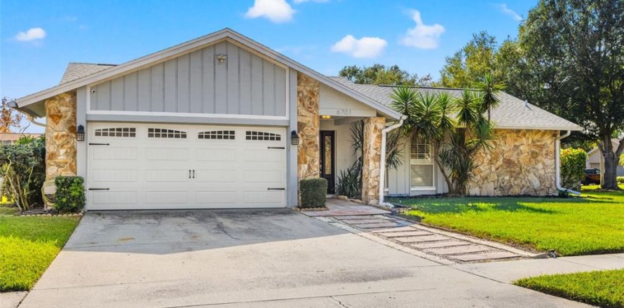 House in Tampa, Florida 3 bedrooms, 158.49 sq.m. № 2208229