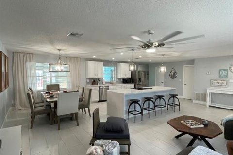 House in Merrit Island, Florida 3 bedrooms, 148.27 sq.m. № 2109219 - photo 12