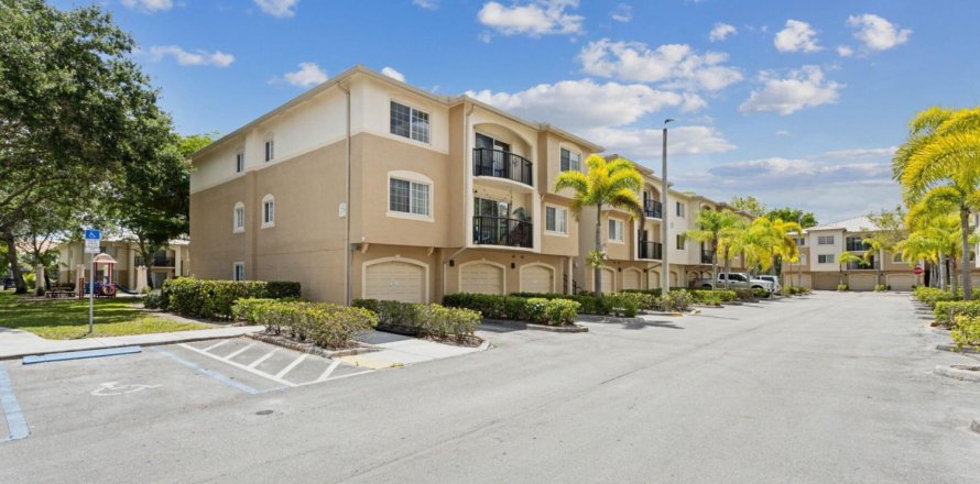 Condo in Royal Palm Beach, Florida, 2 bedrooms № 1168565