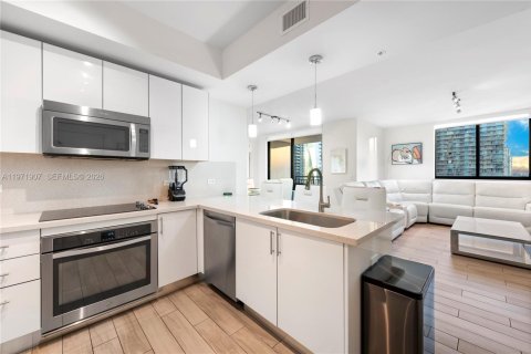 Condo in Miami, Florida, 2 bedrooms  № 2038347 - photo 3
