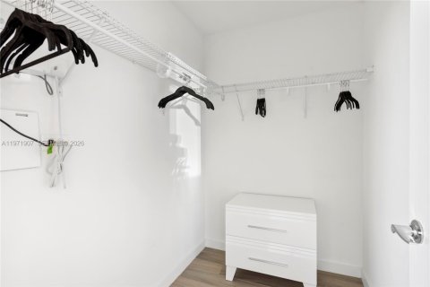 Condo in Miami, Florida, 2 bedrooms  № 2038347 - photo 15