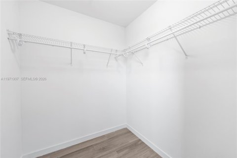 Condo in Miami, Florida, 2 bedrooms  № 2038347 - photo 23