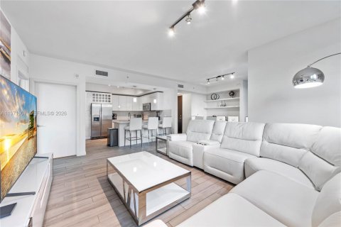 Condo in Miami, Florida, 2 bedrooms  № 2038347 - photo 7
